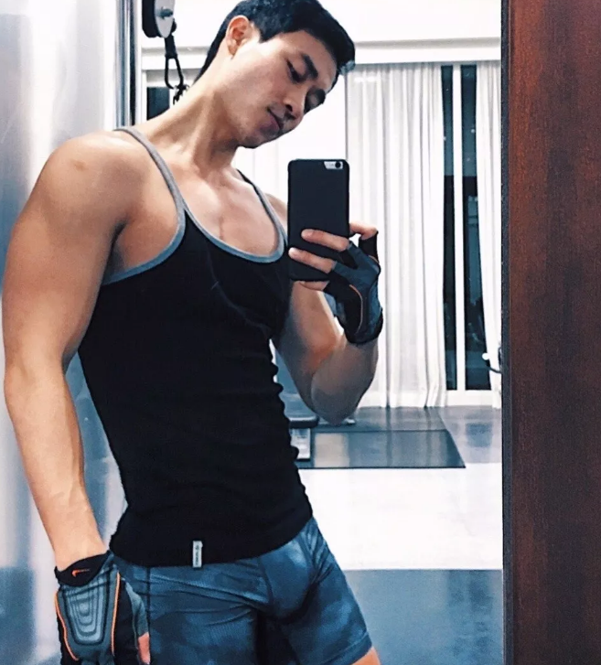 新加坡空少骚气外露，大尺度私照引围观 - 51虹马