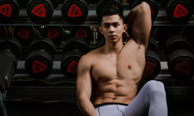 健身私教一枚，拥有八块腹肌的帅气小鲜肉！ - 51虹马