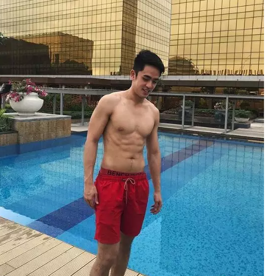 自己撕烂衣服秀内裤，这枚器大活好的华裔小奶狗很有料！ - 51虹马