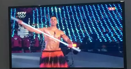 这位汤加猛男旗手惊艳了冬奥开幕式 - 51虹马