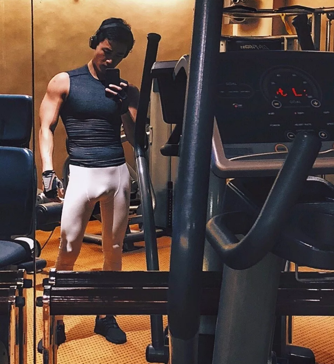 新加坡空少骚气外露，大尺度私照引围观 - 51虹马