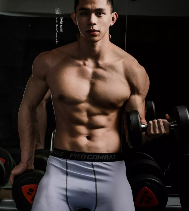 健身私教一枚，拥有八块腹肌的帅气小鲜肉！ - 51虹马