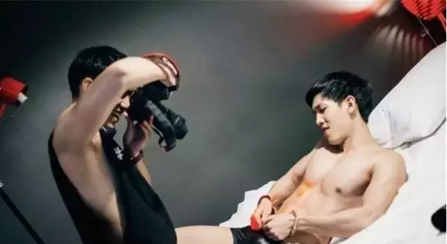 摄影师绝逼是福利职业，IG模特逆天尺度能看能摸还能吃 - 51虹马