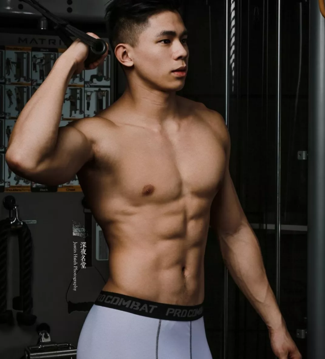 健身私教一枚，拥有八块腹肌的帅气小鲜肉！ - 51虹马