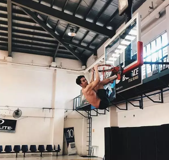 自己撕烂衣服秀内裤，这枚器大活好的华裔小奶狗很有料！ - 51虹马