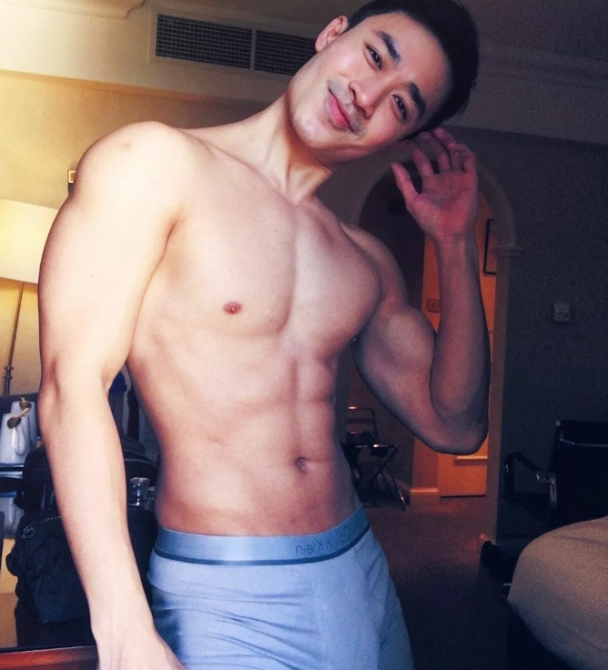 新加坡空少骚气外露，大尺度私照引围观 - 51虹马