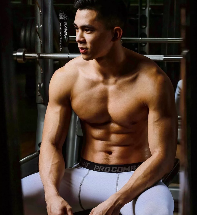 健身私教一枚，拥有八块腹肌的帅气小鲜肉！ - 51虹马