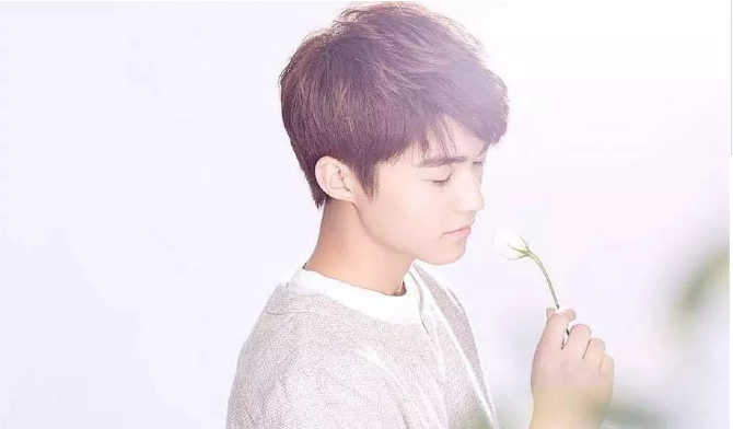 看点∣《谈判官》中的呆萌校草，竟是肌肉结实鲜嫩的运动型小哥哥！ - 51虹马