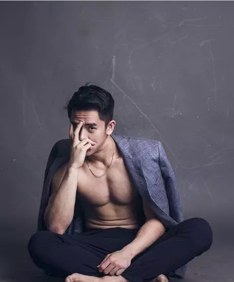 自己撕烂衣服秀内裤，这枚器大活好的华裔小奶狗很有料！ - 51虹马