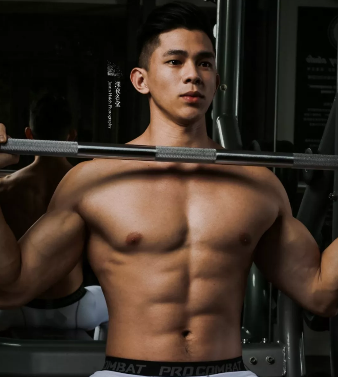 健身私教一枚，拥有八块腹肌的帅气小鲜肉！ - 51虹马