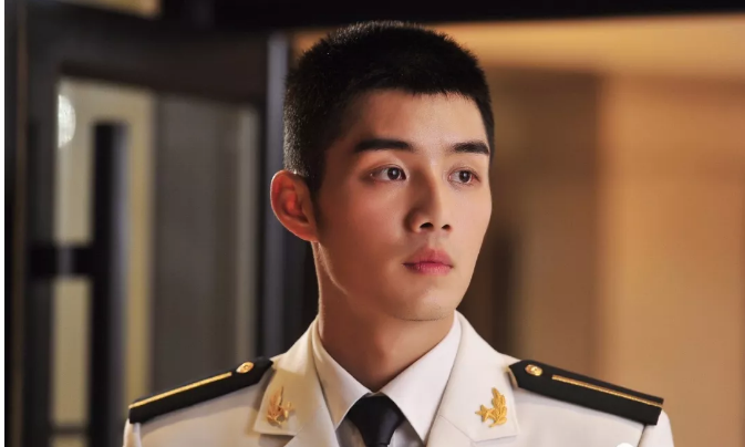 看点∣暖萌小鲜肉男友，变身八块腹肌制服石更汉，我的血槽快空了！ - 51虹马