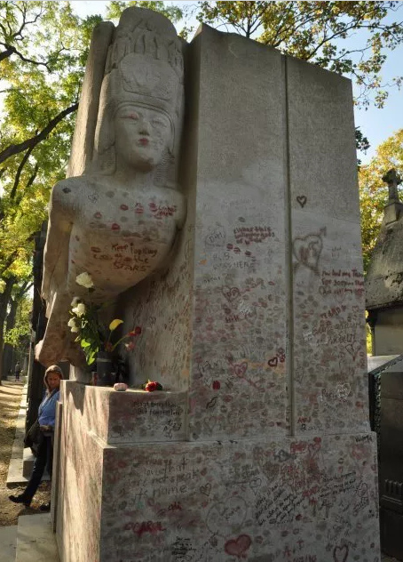 世界上最有特点的墓地，生前太帅，墓地上都是众多爱慕者的口红印 - 51虹马