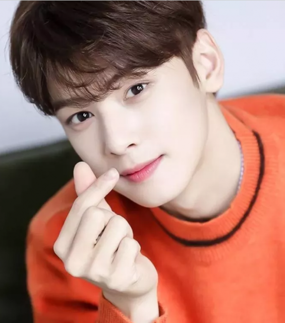 帅哥∣笑容超级可爱的元气少年，这个小鲜肉的颜值简直逆天了!－－车银优 - 51虹马