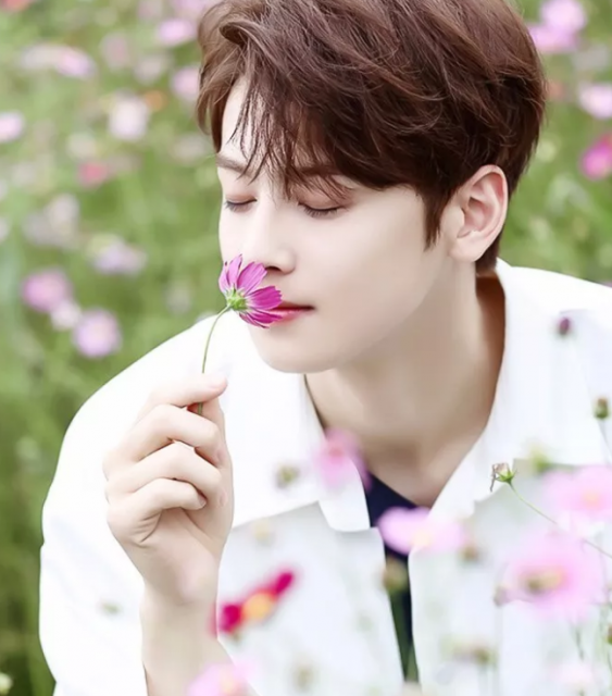 帅哥∣笑容超级可爱的元气少年，这个小鲜肉的颜值简直逆天了!－－车银优 - 51虹马