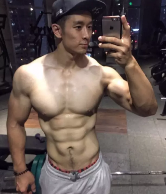 你们又要换老公了！93年肌肉小鲜肉萌帅萌帅的 - 51虹马