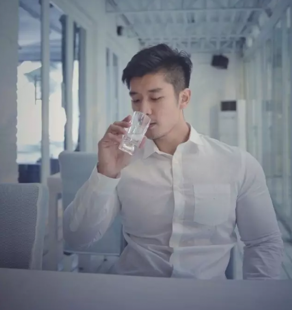 你们又要换老公了！93年肌肉小鲜肉萌帅萌帅的 - 51虹马