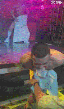 国产Gogoboy夜店表演遭“暴力”扒光-51虹马