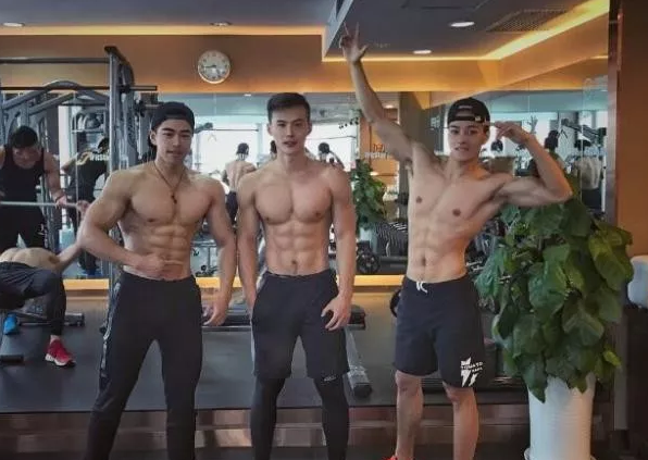 又一枚好肉游泳运动员转行星健身私教，户外浴场大秀身材这肉体我是服气的！-51虹马