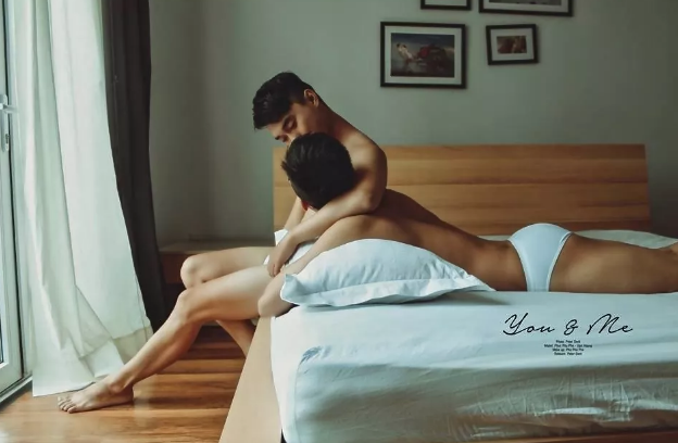 臭同桌，你上课能别摸我大腿了吗！-51虹马