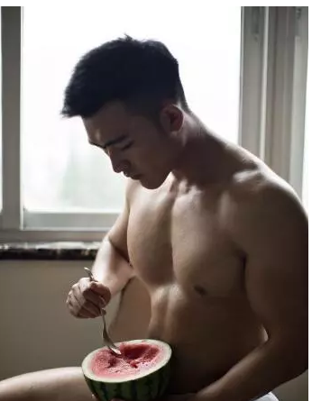 谢梓秋的吃瓜小狼狗又出新写真，网友惊呼看见蘑菇啦！-51虹马