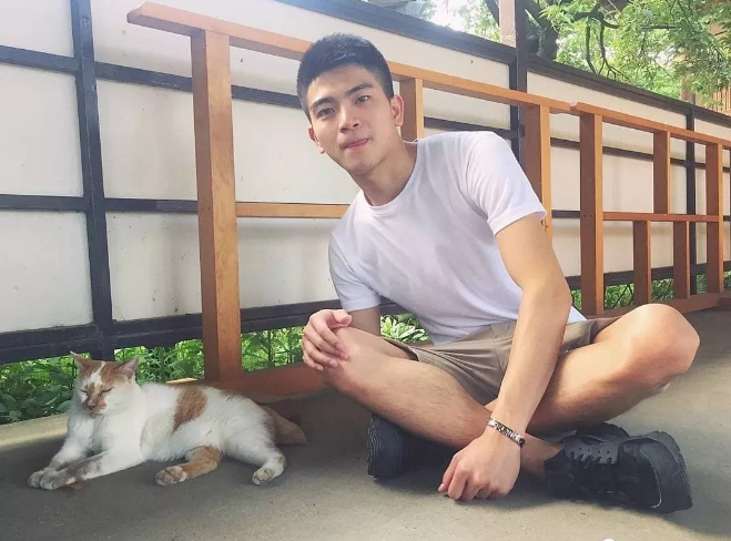 看点∣“小奶狗”的颜，“小狼犬”的身材，被八块小腹肌的小鲜肉秒杀！-51虹马