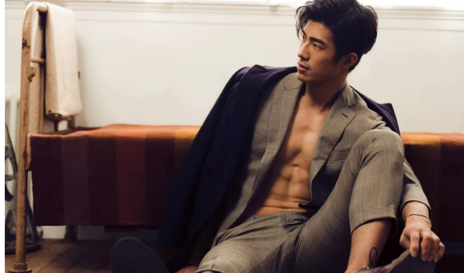 看点∣190.C.M.大长腿篮球体育生，重新把肌肉身材塞进西装，制服控快来围观！-51虹马