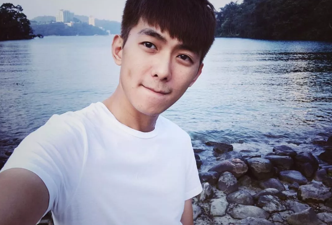 看点∣元气小奶狗穿运动短裤秀小腹肌，网友们又要换蜜汁男友了-51虹马