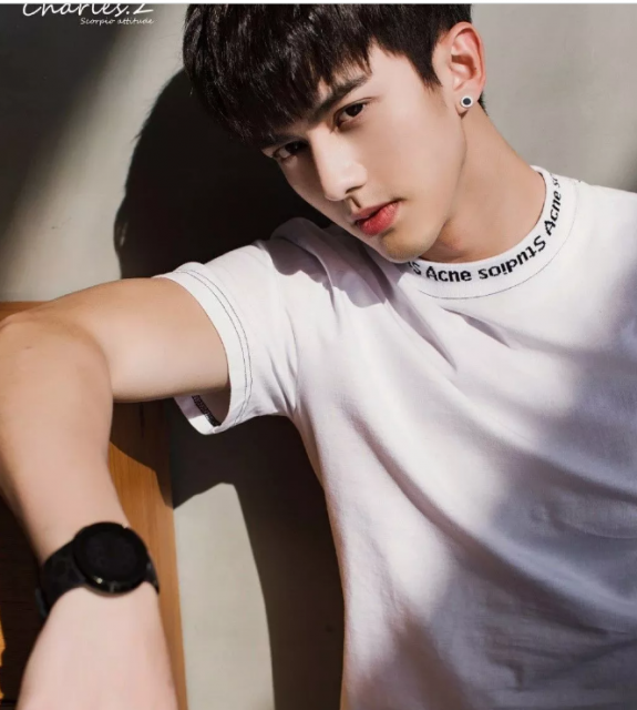 看点∣扒到脱了粉红背心的帅气小哥，身高188的小腹肌男模，嫩得掐出水……-51虹马