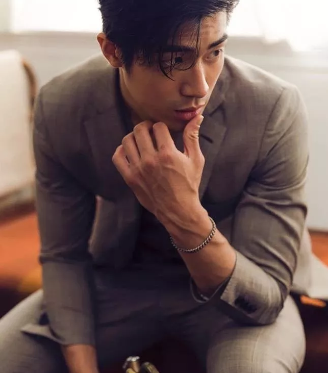 看点∣190.C.M.大长腿篮球体育生，重新把肌肉身材塞进西装，制服控快来围观！ - 51虹马