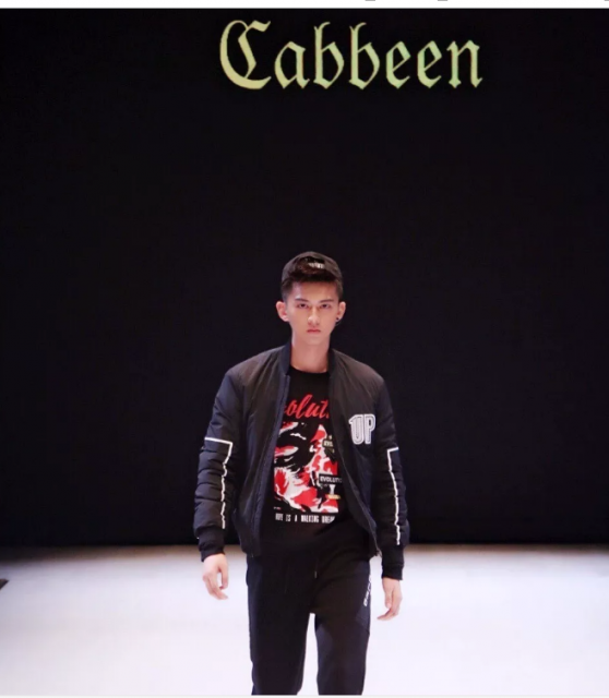 看点∣扒到脱了粉红背心的帅气小哥，身高188的小腹肌男模，嫩得掐出水…… - 51虹马