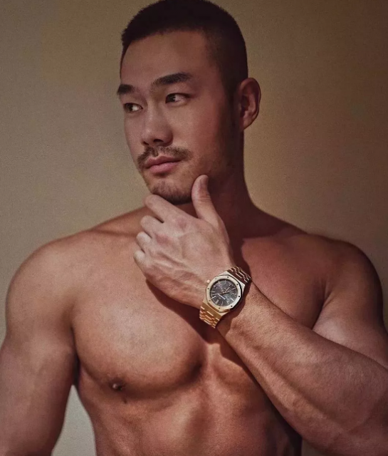 他有壮硕的肌肉和茂盛的毛发让他荷尔蒙爆表！ - 51虹马