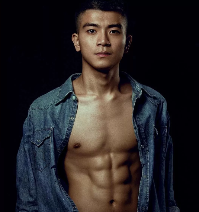 看点∣“小奶狗”的颜，“小狼犬”的身材，被八块小腹肌的小鲜肉秒杀！ - 51虹马