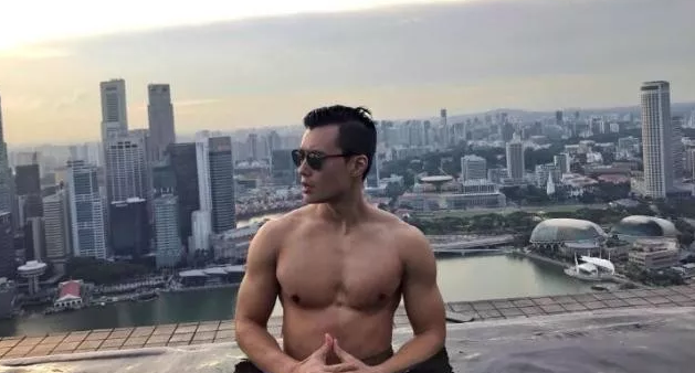 又一枚好肉游泳运动员转行星健身私教，户外浴场大秀身材这肉体我是服气的！ - 51虹马