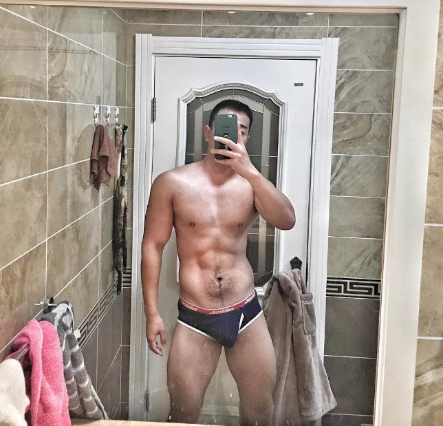 前凸后翘的粗壮运动男沙发熟睡遭抓拍 - 51虹马