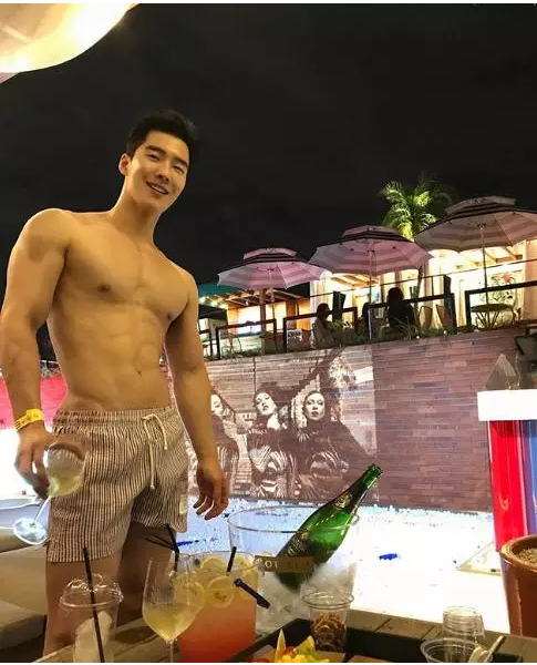 因为太小撑不起内裤而走红！这张脸我愿意帮塞几双袜子… - 51虹马