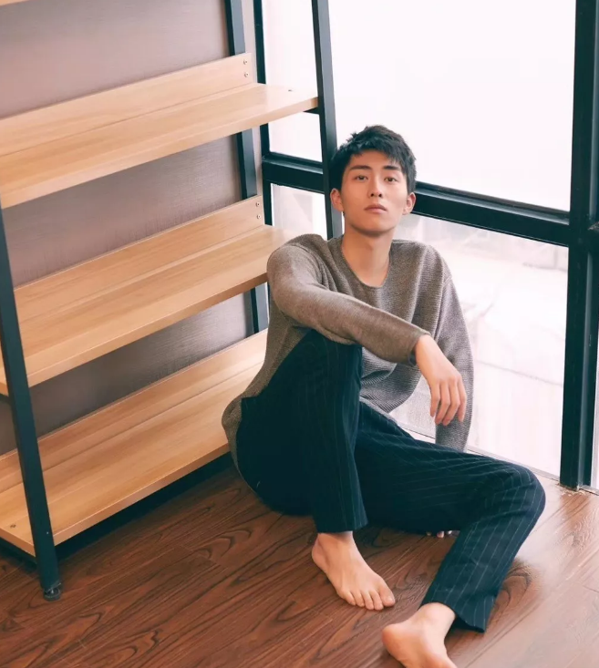 帅哥∣治愈系小王纸，介于少年和男人之间的暖如初见！－－王钰威 - 51虹马