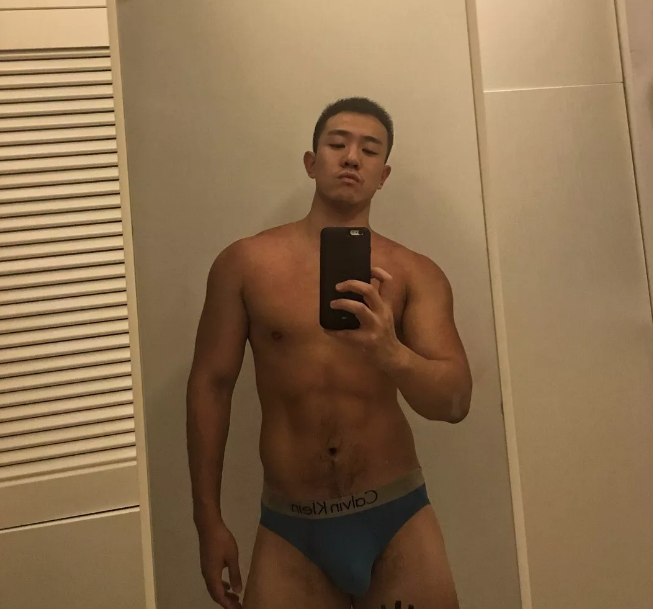 前凸后翘的粗壮运动男沙发熟睡遭抓拍 - 51虹马