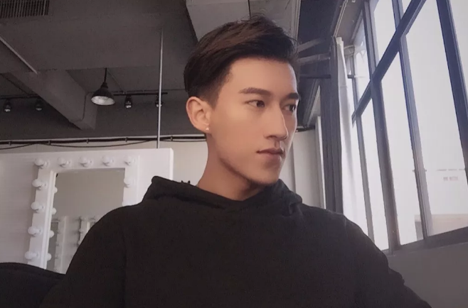 看点∣帅气小兵哥退役后当男模，健硕肌肉身材网友高呼“胸肌要炸了”! - 51虹马