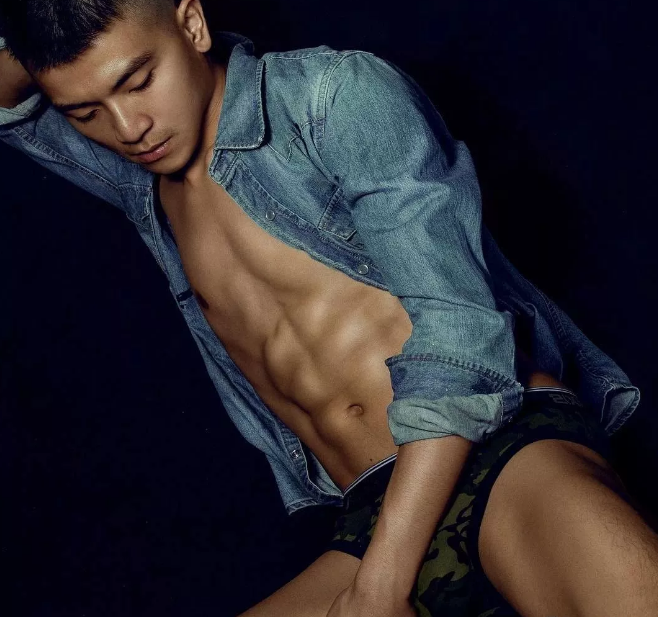 看点∣“小奶狗”的颜，“小狼犬”的身材，被八块小腹肌的小鲜肉秒杀！ - 51虹马