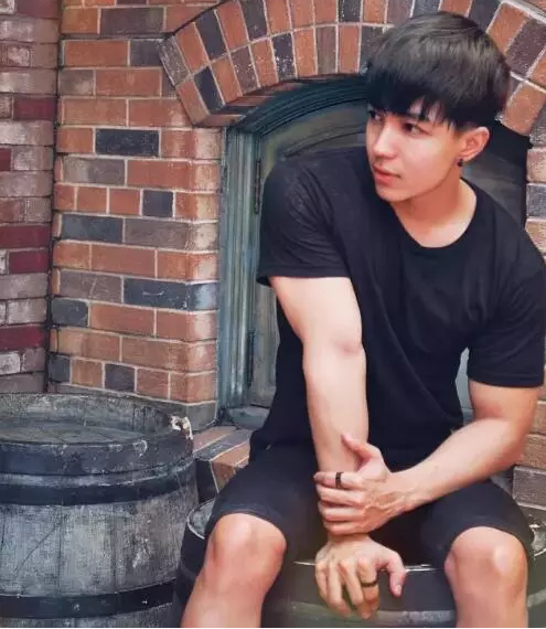 INS上的极品鲜肉，童颜胸器公狗腰想体验脸埋胸的快感！ - 51虹马