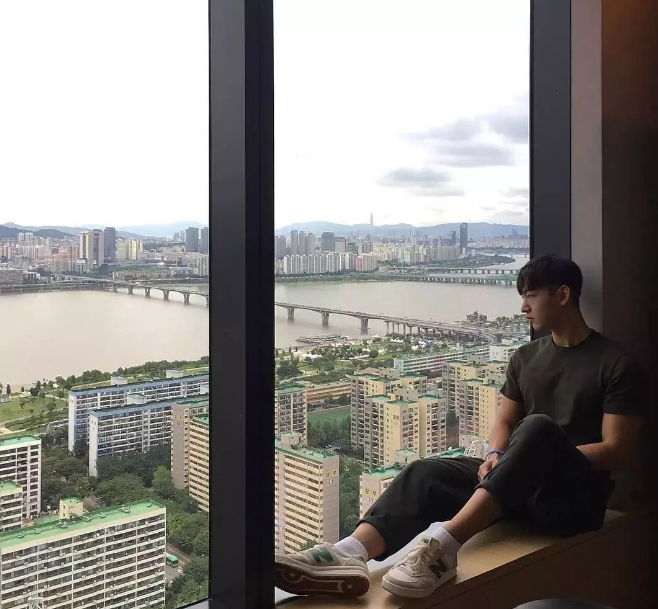 看点∣运动天菜大长腿大.鼻.子，肌肉身材少年感十足！被这枚行走的荷尔蒙扳弯…… - 51虹马