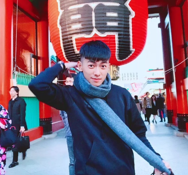 看点∣元气小奶狗穿运动短裤秀小腹肌，网友们又要换蜜汁男友了 - 51虹马