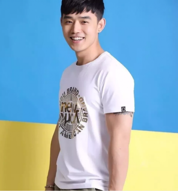 看点∣肌肉男模兼职健身私教，颜好料足还有腹肌加成 - 51虹马