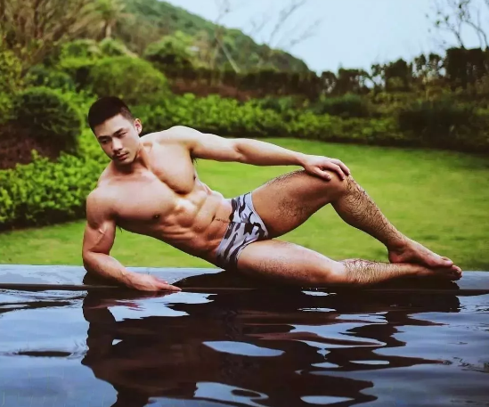 他有壮硕的肌肉和茂盛的毛发让他荷尔蒙爆表！ - 51虹马