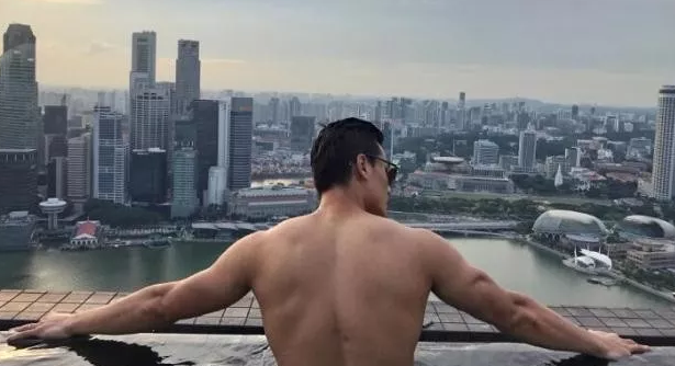 又一枚好肉游泳运动员转行星健身私教，户外浴场大秀身材这肉体我是服气的！ - 51虹马