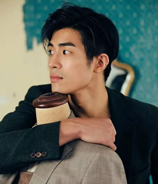 看点∣190.C.M.大长腿篮球体育生，重新把肌肉身材塞进西装，制服控快来围观！ - 51虹马