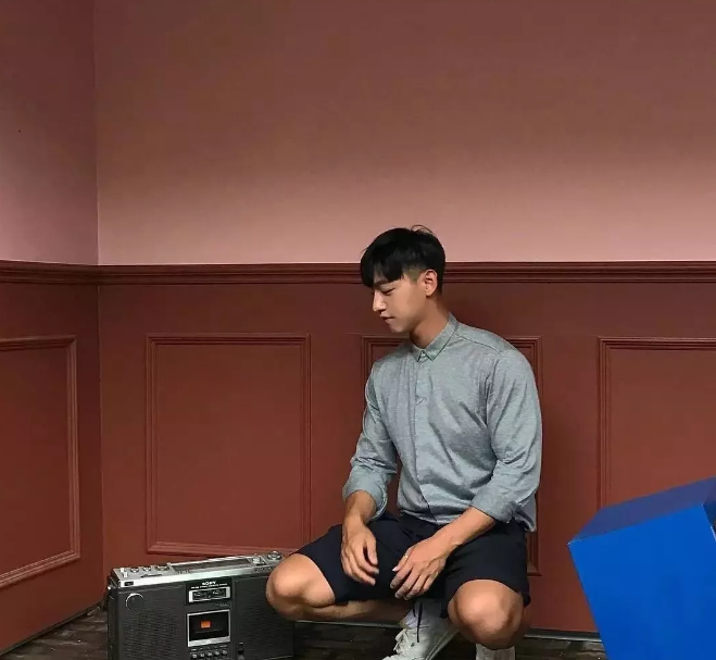 看点∣运动天菜大长腿大.鼻.子，肌肉身材少年感十足！被这枚行走的荷尔蒙扳弯…… - 51虹马