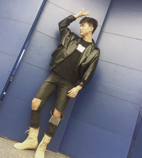 看点∣扒到脱了粉红背心的帅气小哥，身高188的小腹肌男模，嫩得掐出水…… - 51虹马