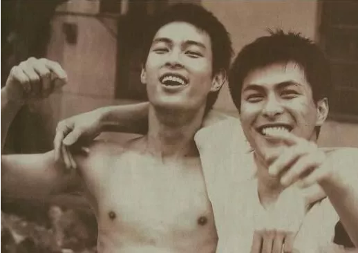 杨祐宁上演极致诱惑，看过他的gay片吗？网友秒变盯裆喵 - 51虹马