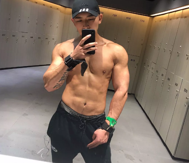 看点∣又一枚筋肉爆棚的鲜肉男模，劲道十足的肌肉身材让人羡慕嫉妒恨！ - 51虹马